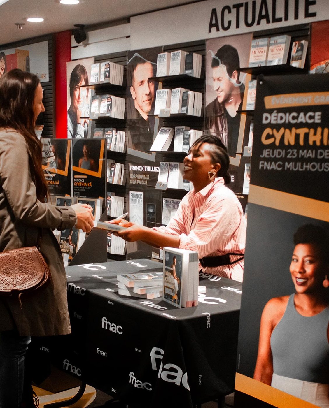 Cynthia Kå signe un livre à une lectrice, Fnac de Mulhouse