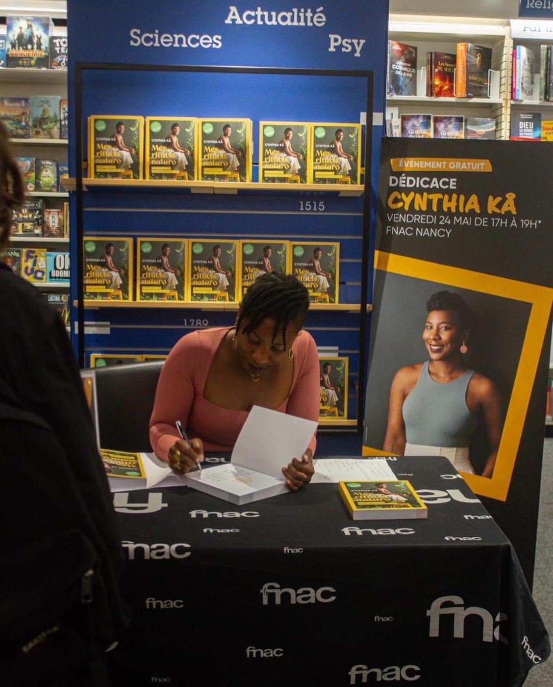 Cynthia Kå en dédicace à la Fnac de Nancy