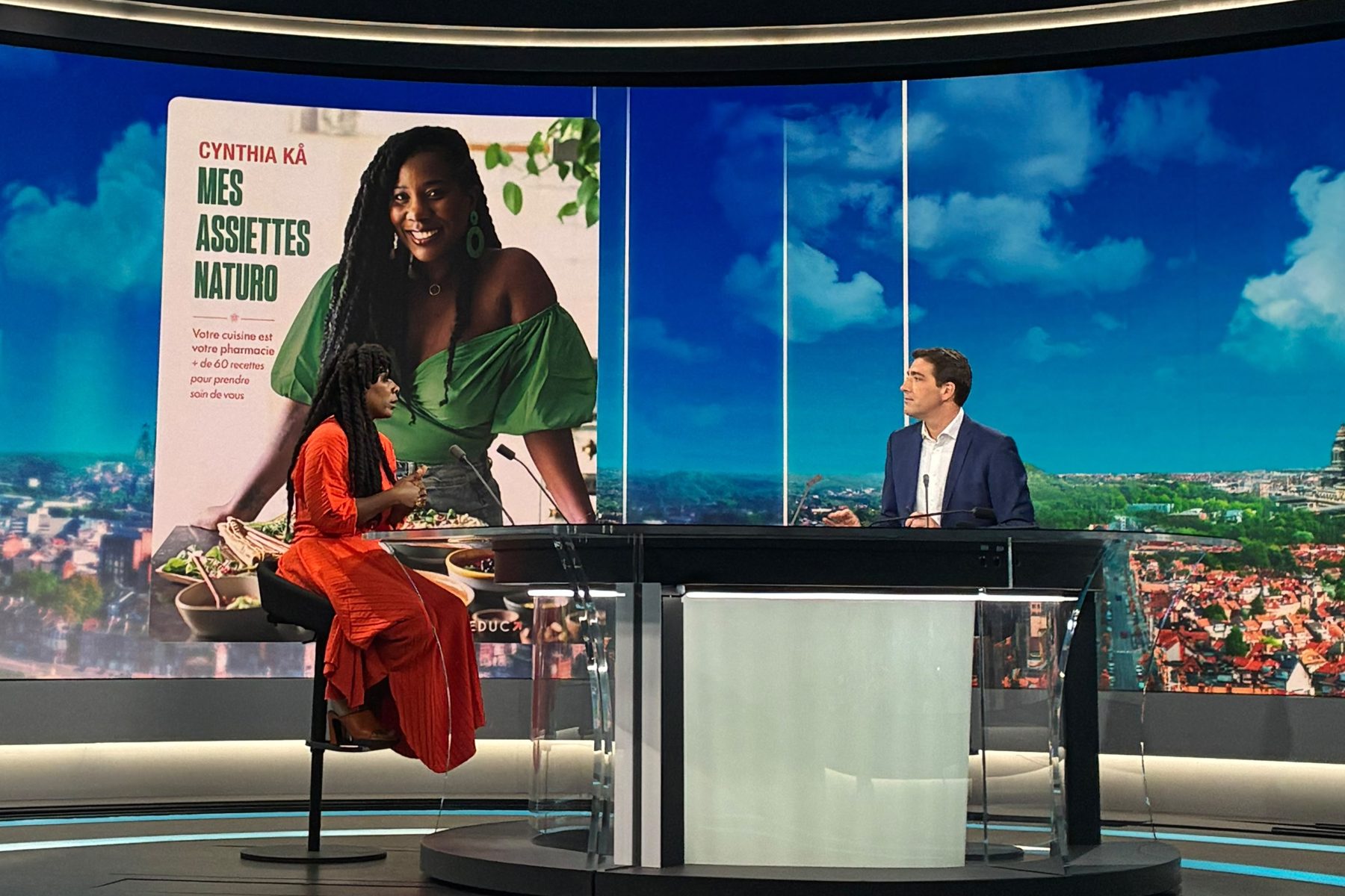Cynthia Kå sur un plateau de télévision, la couverture de Mes assiettes naturo à l’écran