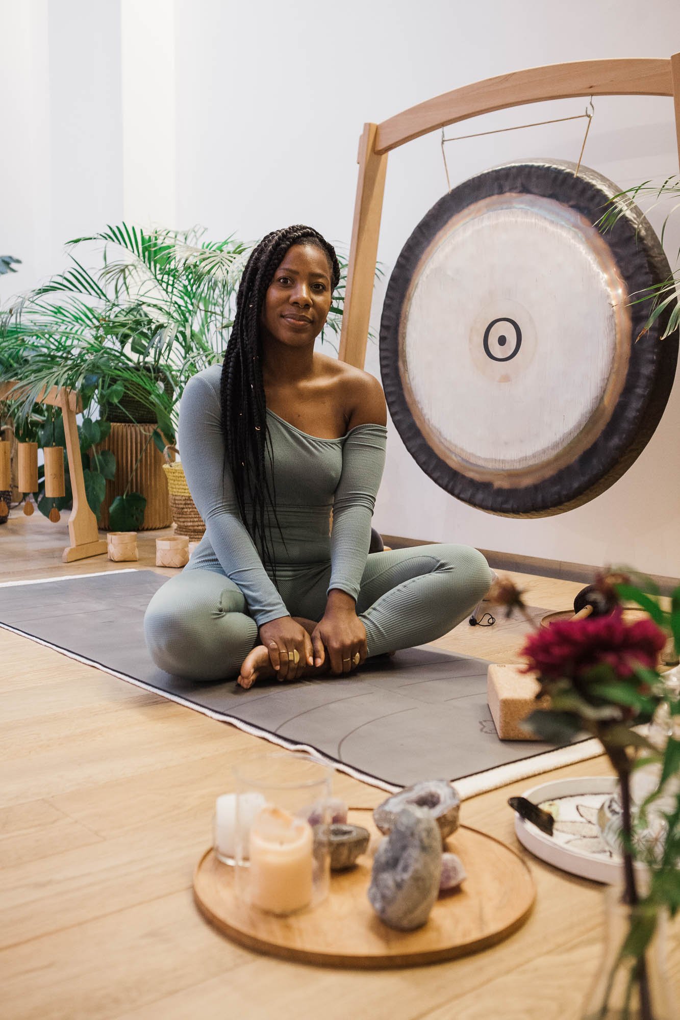 Cynthia Kå assise devant le gong