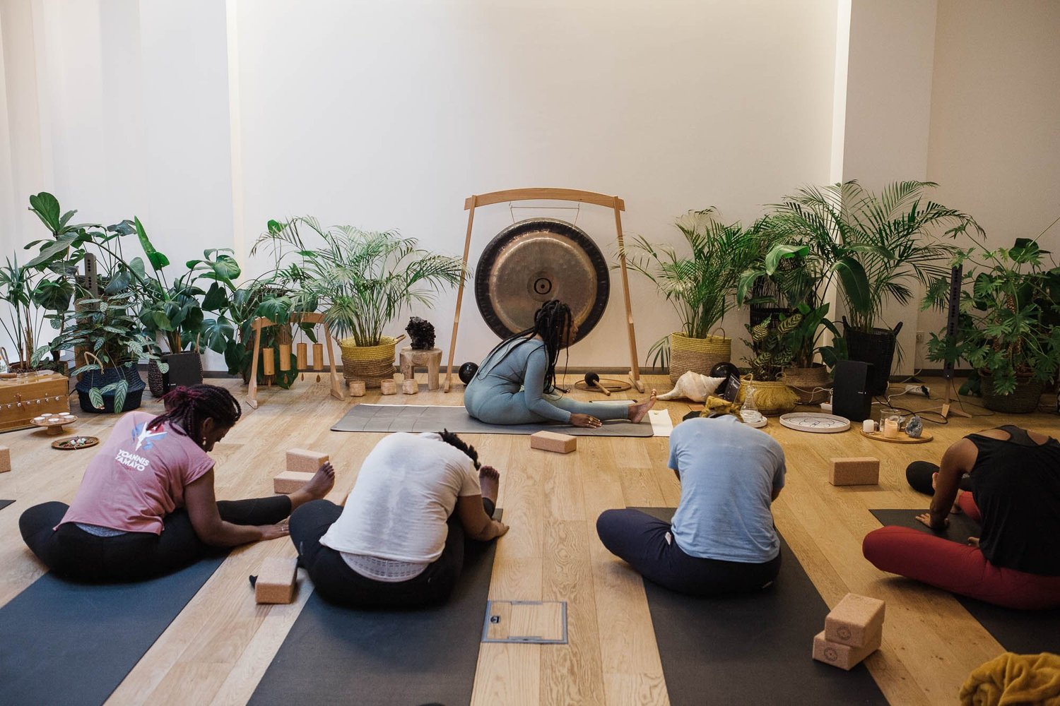 Un atelier de yoga en groupe, devant le gong